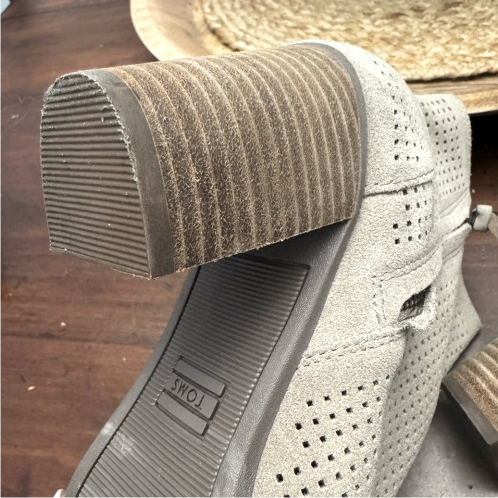 TOMS Suede Heeled Ankle Boots Open Toe Taupe Tan Gray Size 8 Perforated Bohemian - Picture 9 of 11